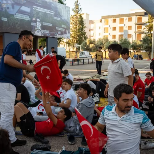 Antalya Anadolu İmam Hatip Lisesi Bahçesinde Dev Ekranda Milli Maç Heyecanı