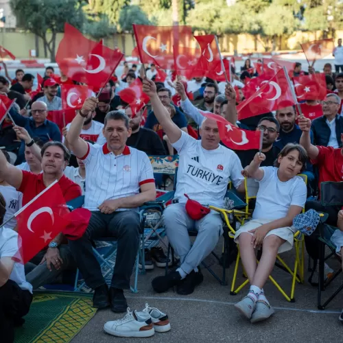 Antalya Anadolu İmam Hatip Lisesi Bahçesinde Dev Ekranda Milli Maç Heyecanı