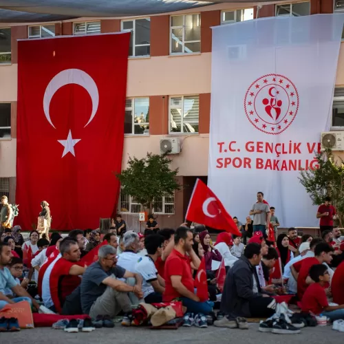 Antalya Anadolu İmam Hatip Lisesi Bahçesinde Dev Ekranda Milli Maç Heyecanı