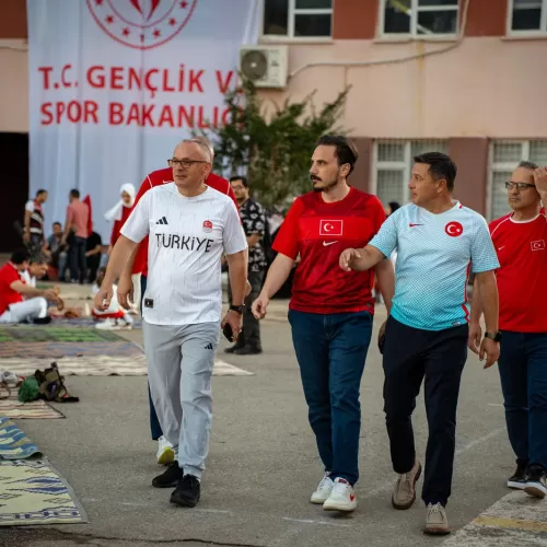 Antalya Anadolu İmam Hatip Lisesi Bahçesinde Dev Ekranda Milli Maç Heyecanı