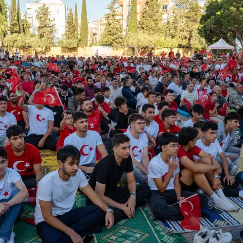 Antalya Anadolu İmam Hatip Lisesi Bahçesinde Dev Ekranda Milli Maç Heyecanı